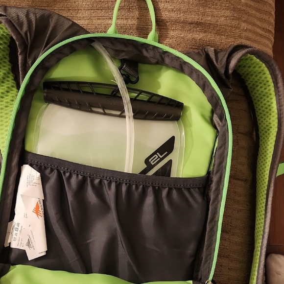 High Sierra Gray and Green Backpack  Hydration Pack 2L Visalia 9 Back - Picture 4 of 8